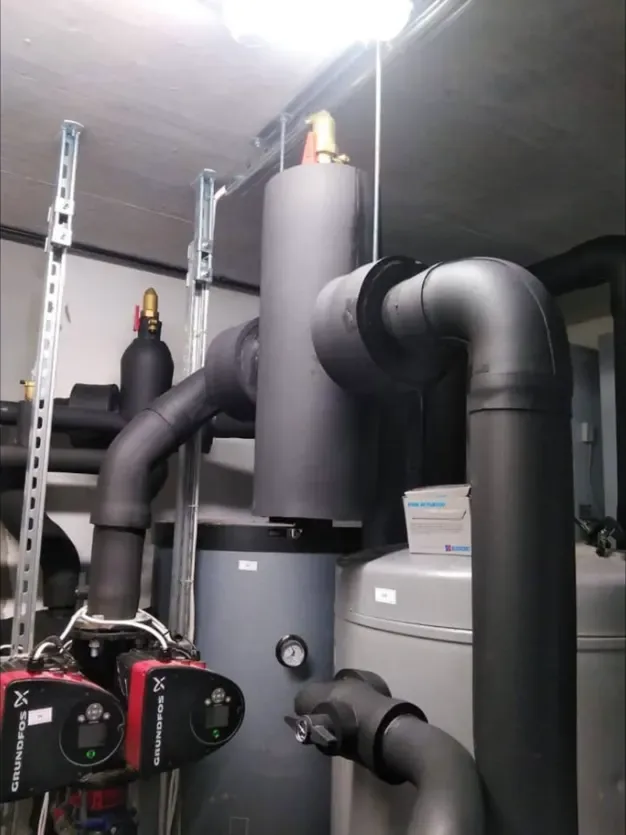 Cameră tehnică cu boiler, vas de expansiune și pompe de circulație