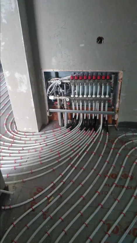 Distribuitor de încălzire în pardoseală cu circuitele lui
