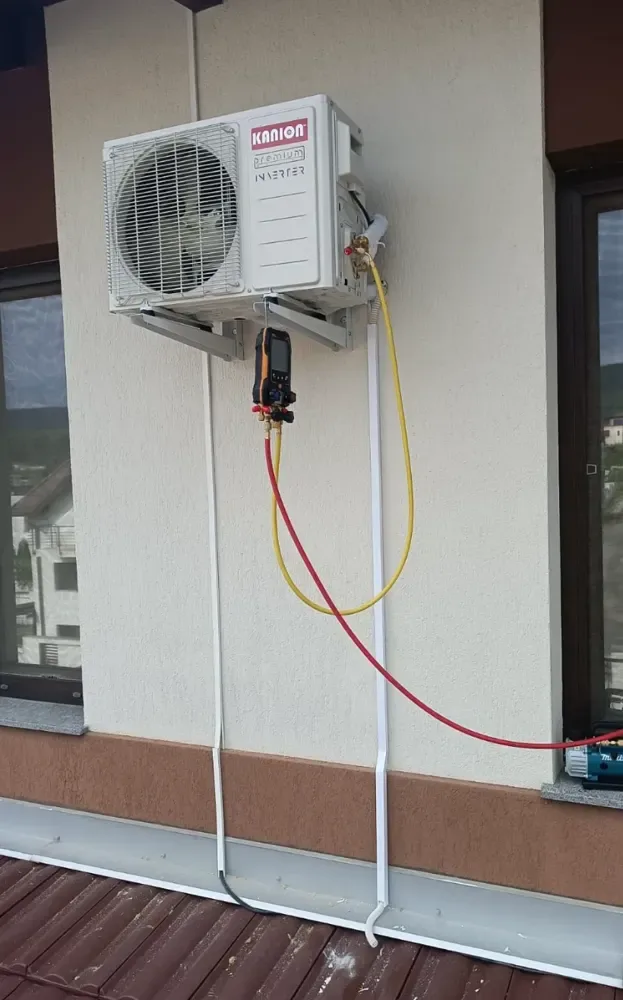 Unitate exterioară verificată cu manometrul la punerea în funcțiune