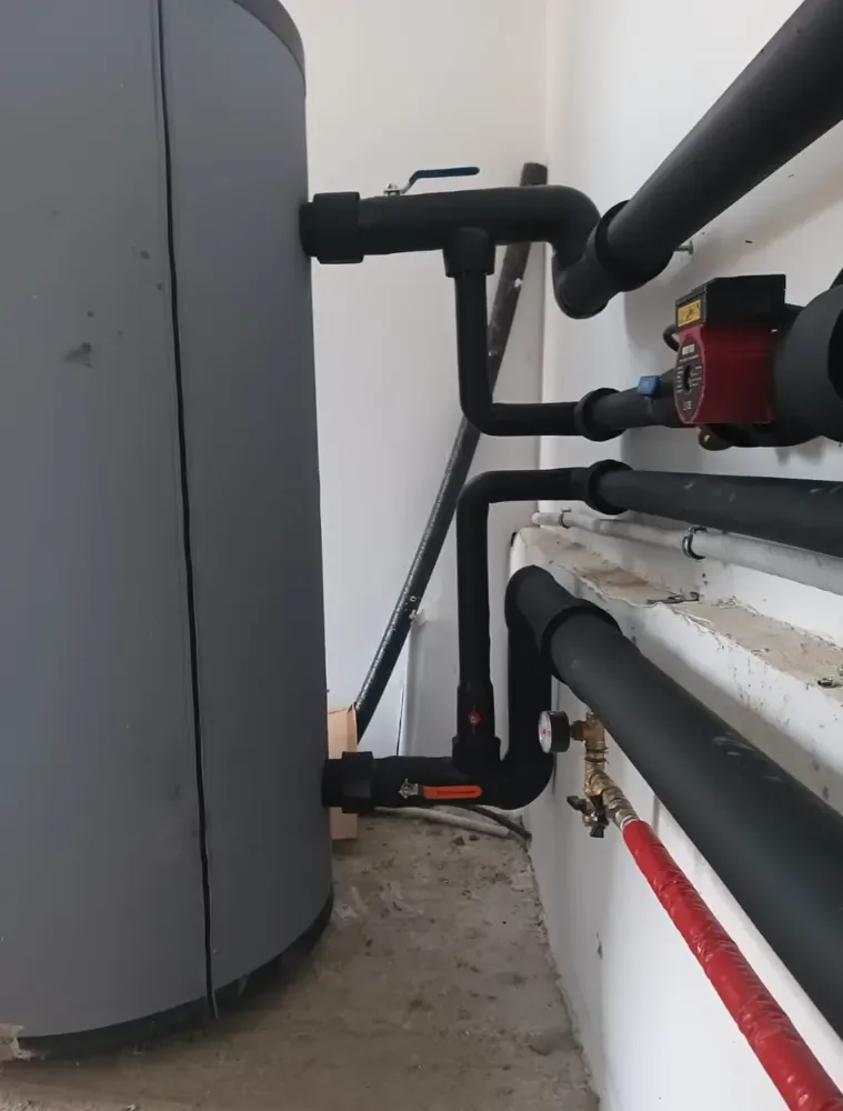Boiler cu trasee izolate și pompă de circulație