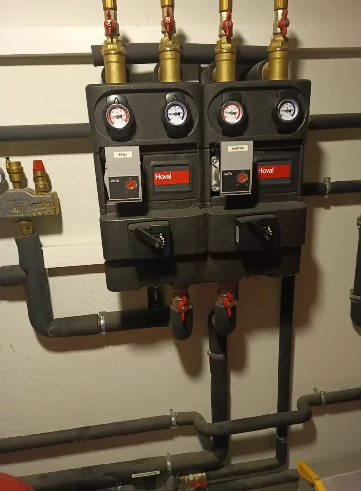 Grupuri de pompare cu termometre, câte unul pe circuit