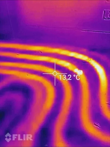 Pardoseala pornită, văzută cu camera termică: serpentinele calde se văd în galben